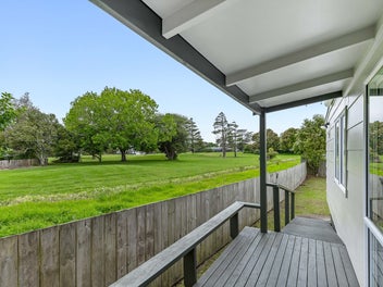 Golfcourse Backdrop & Single Level Serenity