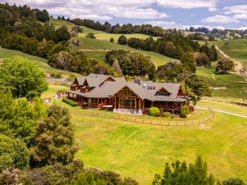 Yellowstone Lodge: Home and Income Opportunity