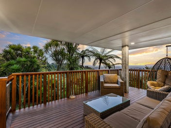 Panoramic City Views. Timeless Bungalow.