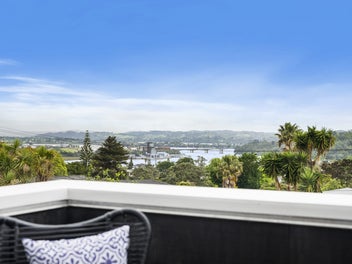 Stylish, Spacious & Soaked in Sunsets!