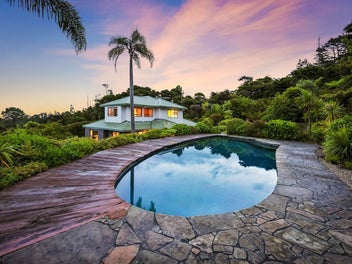 Spacious family living with privacy and views