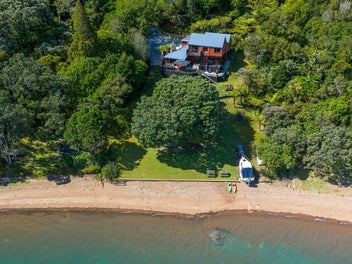 Peaceful Coastal Escape with Riparian Rights