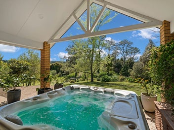 Classy Maunu country manor with cute cottage