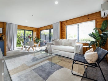 Freehold entry to Narrow Neck!