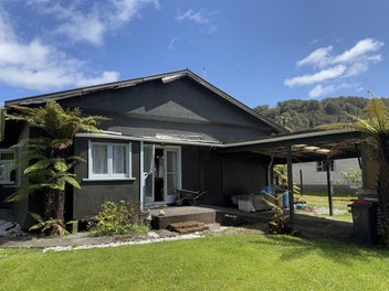 CHARMING COTTAGE STYLE HOME