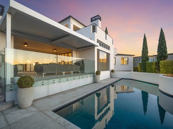 Superbly Renovated 438sqm Beachside Masonry Home