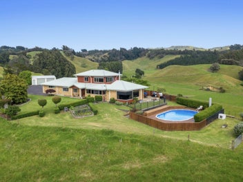 LOVELY HOME POOL HUGE HIGH STUD SHEDS
