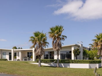 Luxury Living on the Waterway