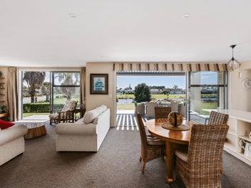 Luxury Living on the Waterway