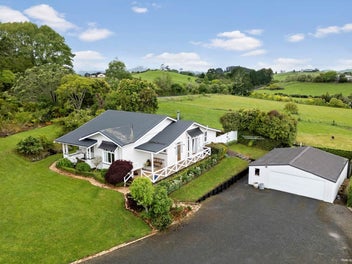 Charming 1920’s Bungalow on approx. 5.2ha