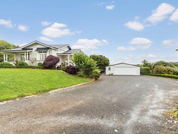Charming 1920’s Bungalow on approx. 5.2ha