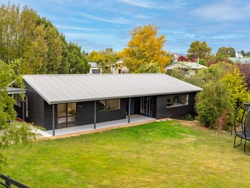 Sun, space & style in Waikouaiti