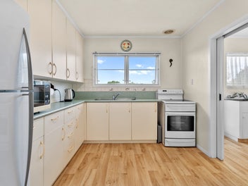 Sun-drenched. Single Level. Easy-care.