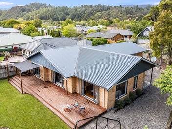 Downsizing in opposite directions - BEO $999,000