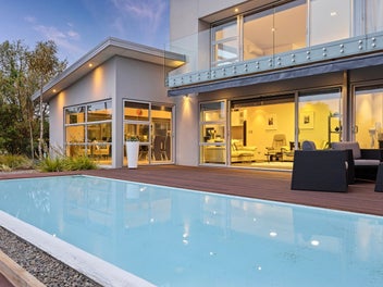 Architectural living at the water’s edge