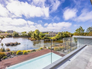 Architectural living at the water’s edge