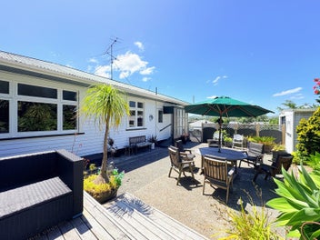 Elevated Living on Clyde Road Hill