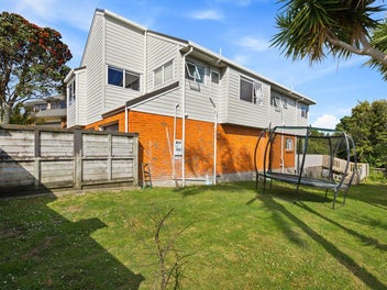 Sweeping Water View + Flexible Dual-Living Design