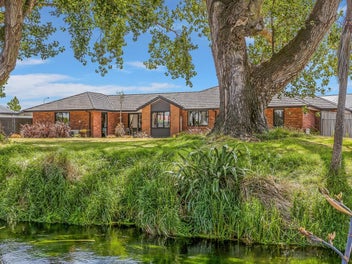 Private riverside living in popular Silverstream