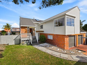 Sweeping Water View + Flexible Dual-Living Design