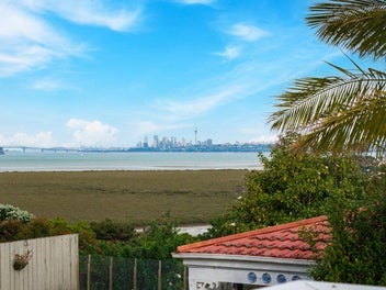 Sweeping Water View + Flexible Dual-Living Design