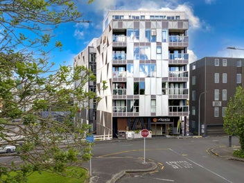 Quality Parnell Apartment with Views & Convenience