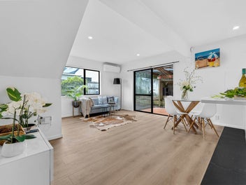 Standalone Cedar Home + 297m2 Freehold Land