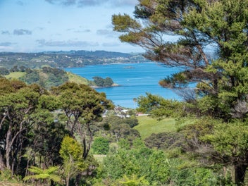 Stunning coastal views in tranquil bush setting