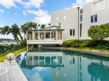 Prime Parnell Waterfront Position