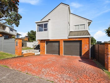 Sweeping Water View + Flexible Dual-Living Design