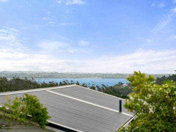 Live in Nature: Freehold Two-Level Home & Sea View