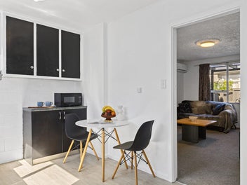 Charming 2 Bedroom Home in a Handy Location