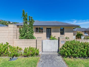 Peaceful Living in a Friendly Over-60s Community