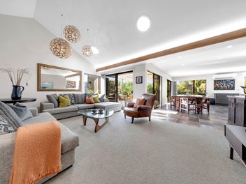 Last chance to view - Auction 6pm, Tues 9th Dec!