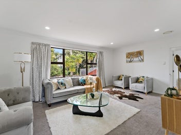 Full Site Family Home, Auction Must Sell!