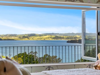 Sunlit Family Haven with Panoramic Views