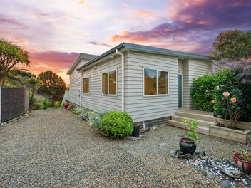 Modern Living. Waikanae Beach Ease.