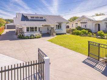 Captivating in College Estate