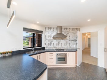 MODERN 4-BEDROOM BRICK HOME IN KELVIN GROVE