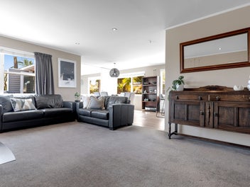 Classic Bungalow with versatile sleepout!