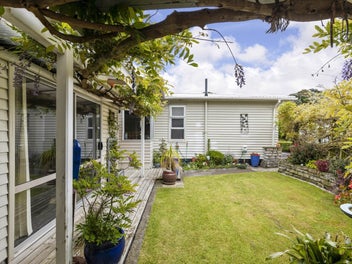 3 BED, 2 LIVING, GARAGING GALORE!