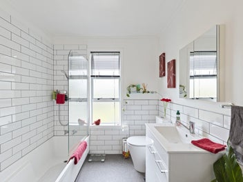 3 BED, 2 LIVING, GARAGING GALORE!