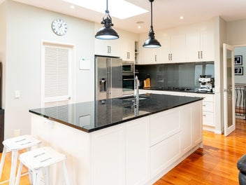 4 BEDROOM STUNNER WITH SUN & VIEWS