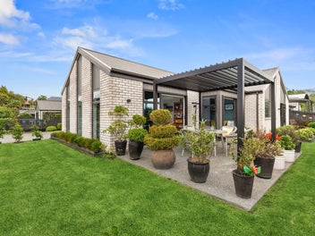 Modern, stylish, close to town