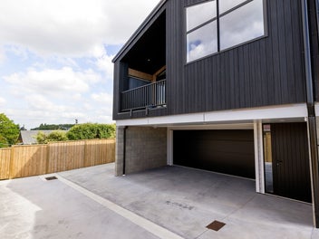 Architectural Edge - Four Car Garaging