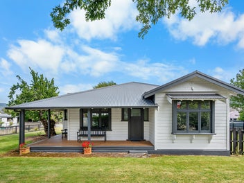 Zoned Commercial - Boutique Shop Income!