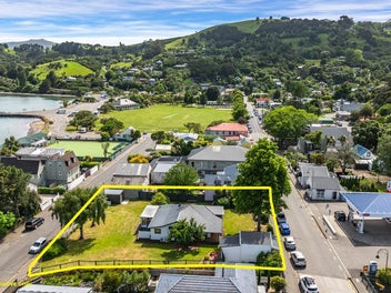 Zoned Commercial - Boutique Shop Income!
