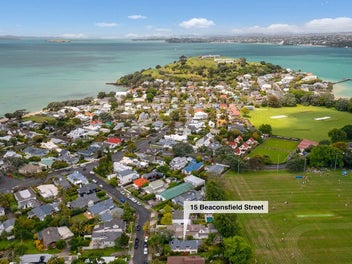 Top Location - Beach, Cafes, and Rugby!