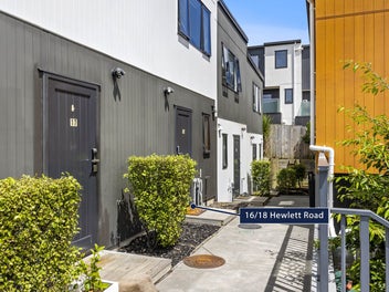 Effortless Living: Modern 2 Bed + Study