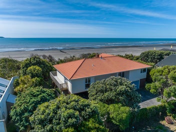 Relaxed Beachfront Living for Extended Families or